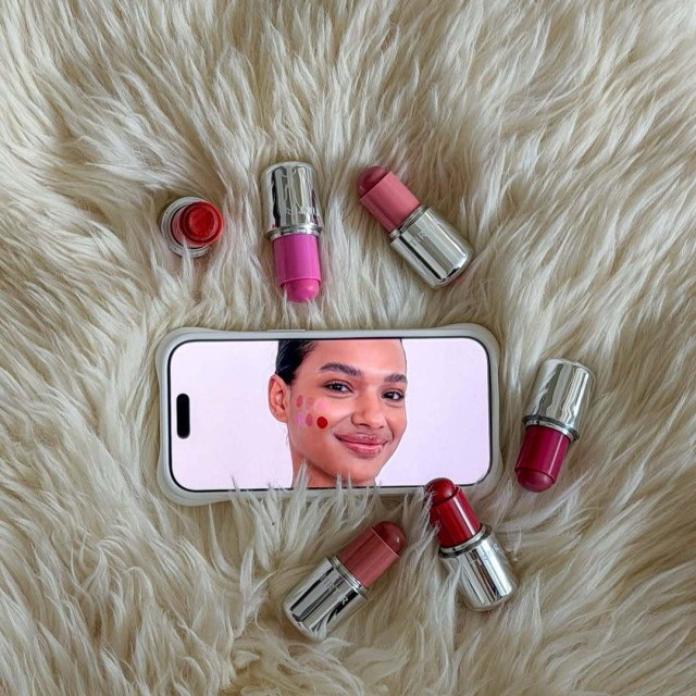 TirTir se nanosi na obraze i usne