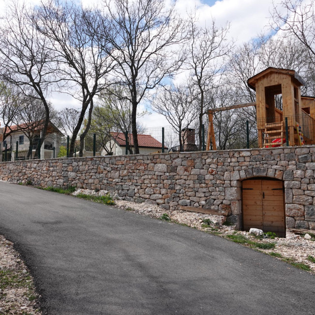 Niknule su nove komotne kuće s dječjim igralištima