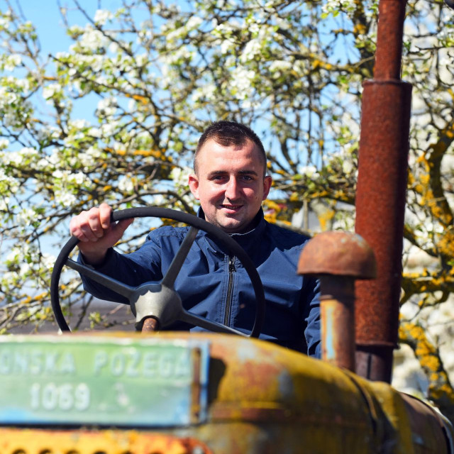 Marko Iličić na starom djedovom traktoru