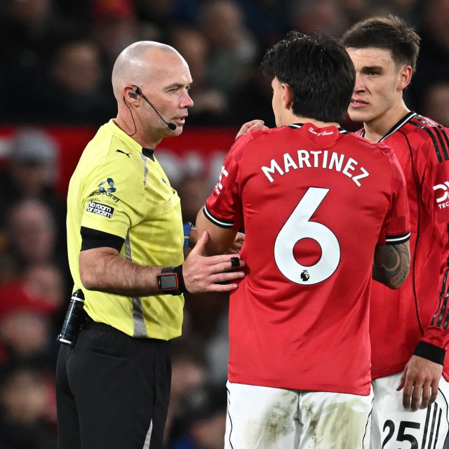 Sudac Paul Tierney u razgovoru s Lisandrom Martinezom na utakmici Manchester Uniteda i Leedsa