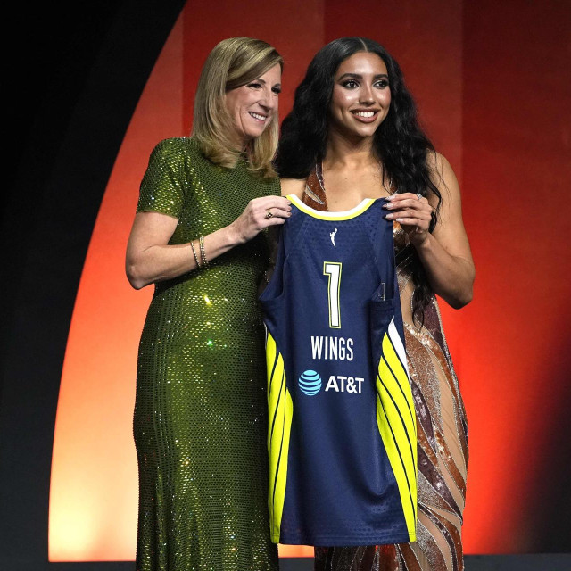 Azzi Fudd i predstavnica WNBA Cathy Engelbert