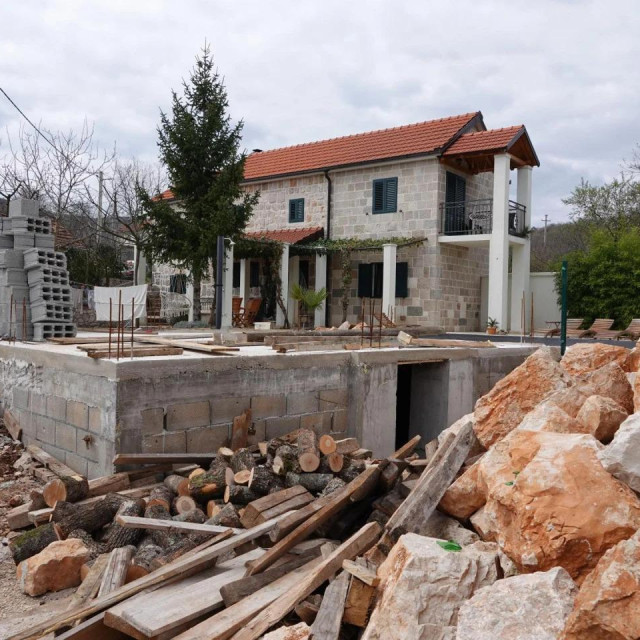Priprema se kamen za obnovu starih kuća i početak novog života
 