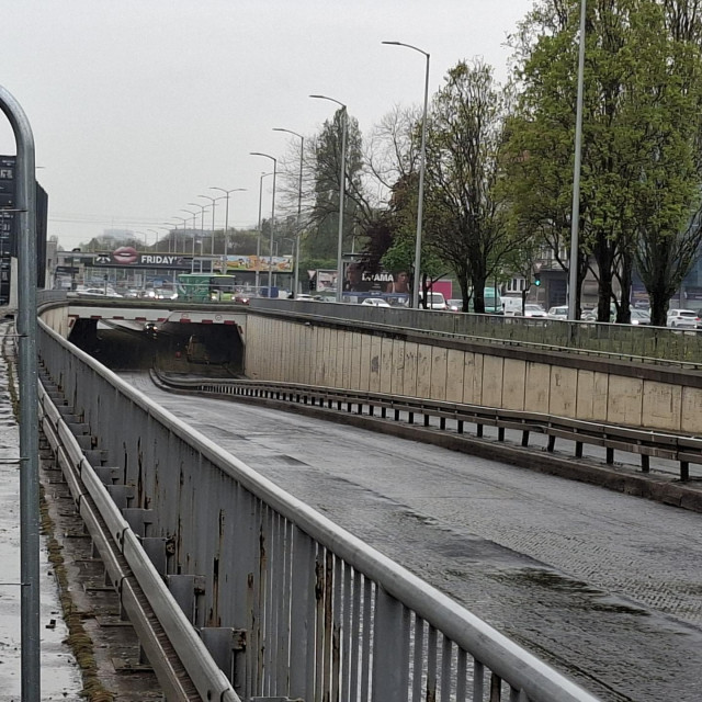 Uređenje kolnika kod Vjesnika, stanje 14. travnja