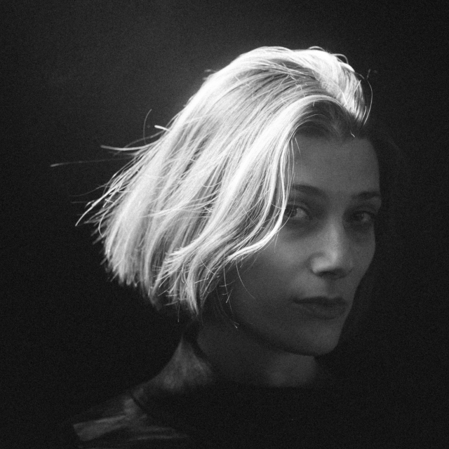 ”Ima u Dalmaciji jedna vječna izjava, a glasi: ‘Jadno žensko‘. Što to uopće znači? Najviše me smeta to što komentar često ne traži odgovor, on već pretpostavlja da ima pravo definirati tko ste”, pita se autorica