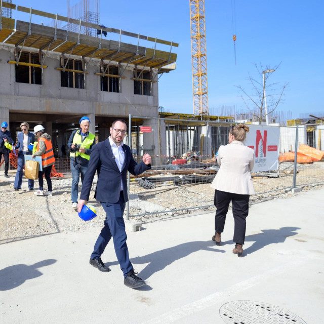 Tomislav Tomašević obilazi radove na izgradnji poslovno-stambene zgrade A11 u Podbrežju, namijenjene socijalnom i priuštivom najmu