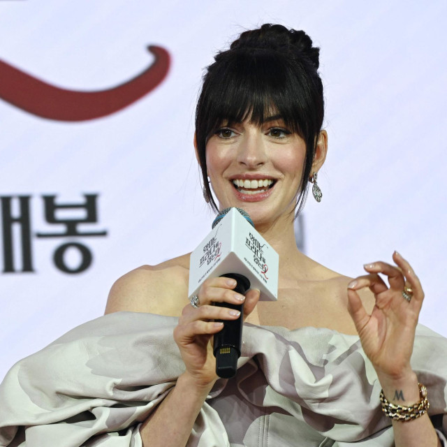 Na press turneji za film ”Vrag nosi Pradu 2” vratila je i prepoznatljive šiške