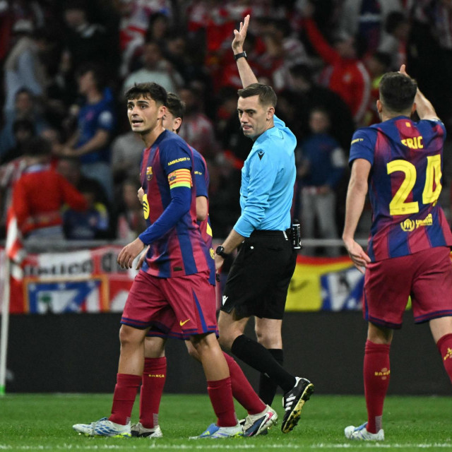 Clement Turpin tijekom utakmice Atletico - Barcelona