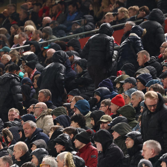 Navijači napuštaju Anfield prije kraja utakmice