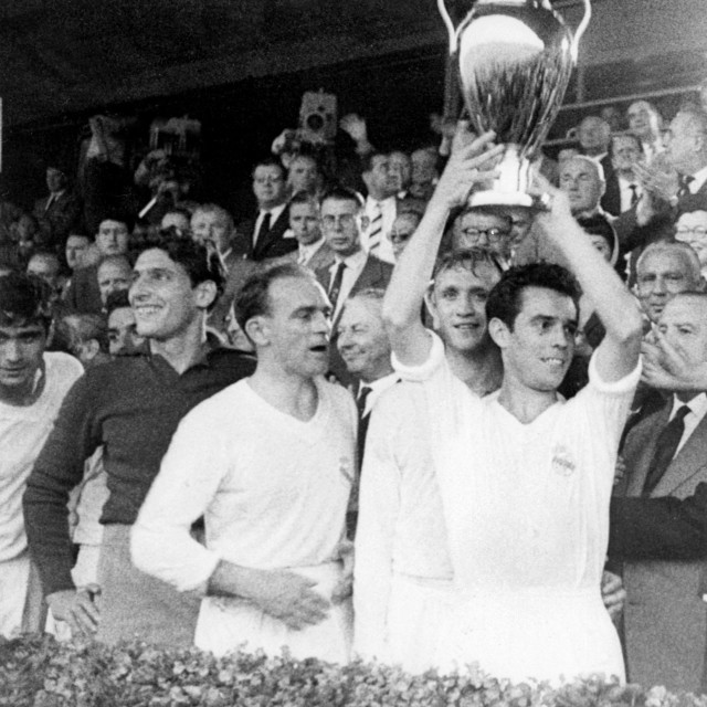 Alfredo di Stefano s podignutim peharom i José Emilio Santamaría pokraj njega