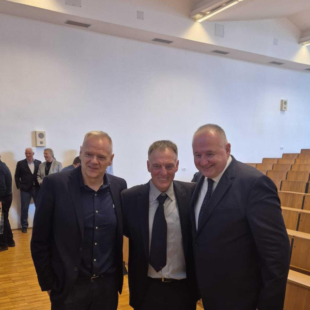 Doktor Neven Kovačević nakon obrane disertacije u društvu Renata Živkovića, direktora za vaterpolo u European Aquatics (lijevo) ii Mladena Drnasina, predsjednika HVS-a (desno)