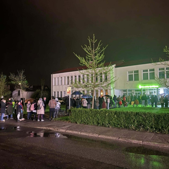 Red ispred Doma zdravlja u Sloveniji
