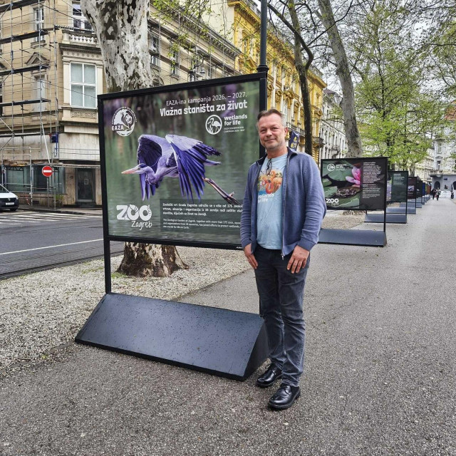 Tomislav Krizmanić uz jedan od plakata izložbe