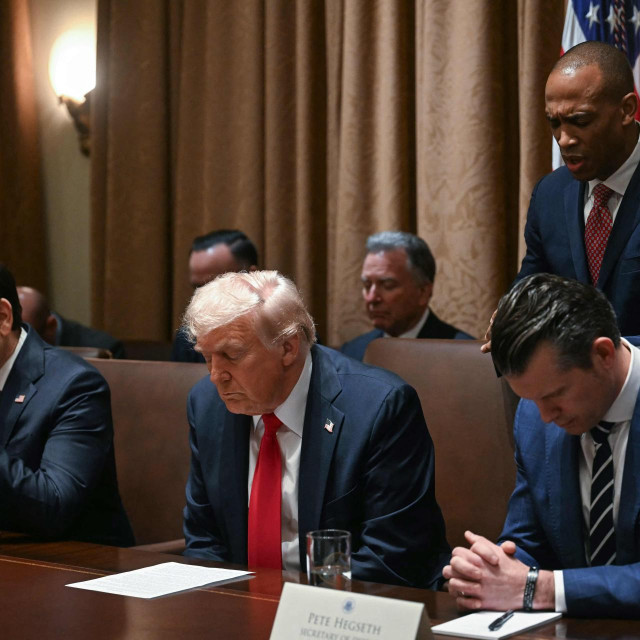 Donald Trump i Pete Hegseth prilikom jedne od molitava u Bijeloj kući