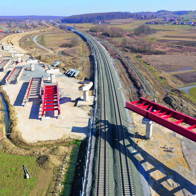 Ilustracija, nadvožnjak HŽ 2 koji se izvodi u sklopu brze ceste D10 Križevci - Koprivnica preko dvokolosiječne željezničke pruge koja se izvodi u sklopu Projekta rekonstrucije postojećeg i izgradnje novog kolosijeka na dionici Križevci - Koprivnica - državna granica.