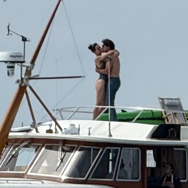 U listopadu su snimljeni na Katynoj luksuznoj jahti Caravelle, nedaleko od obale Santa Barbare u Kaliforniji
