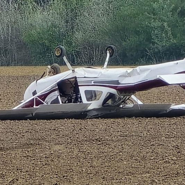 Kod Vinkovaca je prinudno sletio manji avion