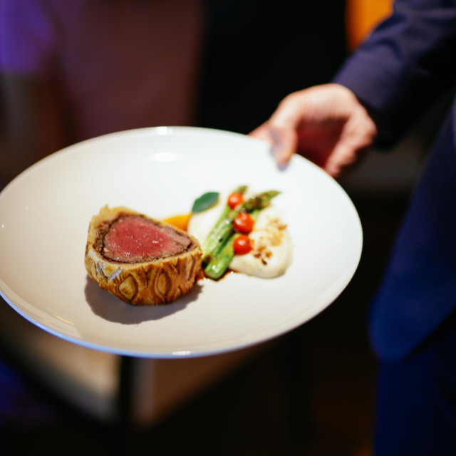 Beef Wellington uz kremu od dimljenog celera i ukiseljeno povrće