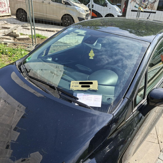 Nepropisno parkirani automobil s kaznom kod bivše Tvornice duhana