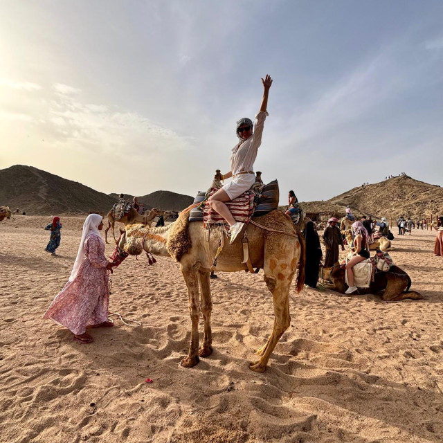 ”Od svih ljudi tamo, uspjela sam baš ja pasti s deve i pritom razbiti naočale. Srećom, iako je izgledalo dramatično, prošla sam bez ozljeda”, otkriva Irina