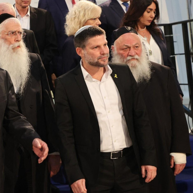 Benjamin Netanyahu i Bezalel Smotrich (drugi s desna)