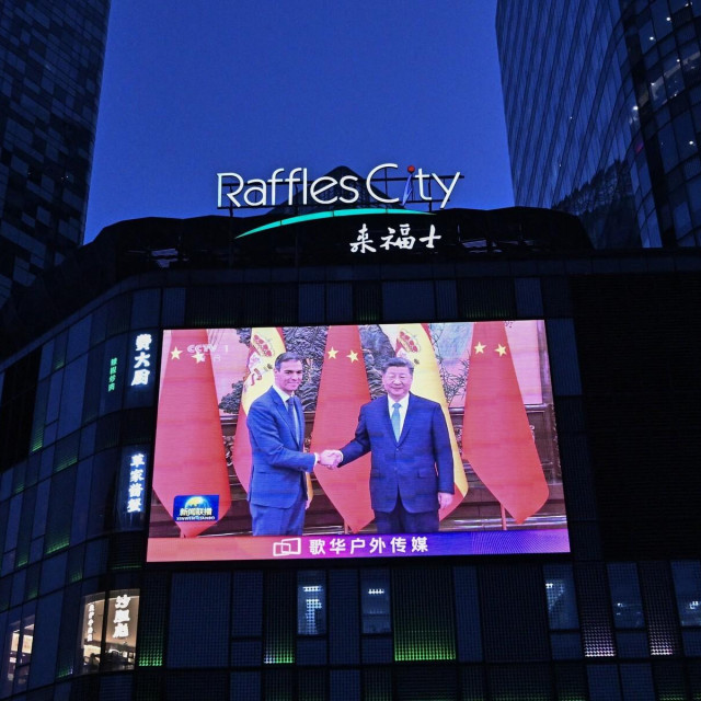 Videozid na šoping centru u Pekingu emitira vijest o sastanku Xi Jinpinga sa španjolskim premijerom Pedrom Sánchezom