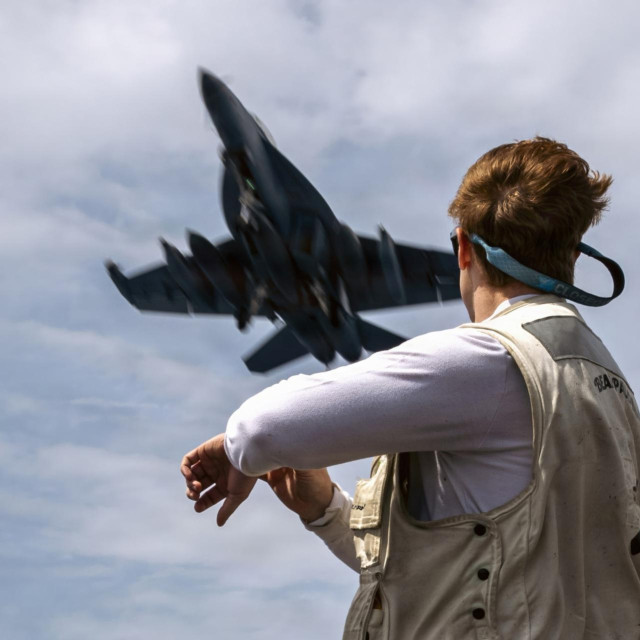 Američki borbeni zrakoplov polijeće s nosača aviona USS Gerald Ford