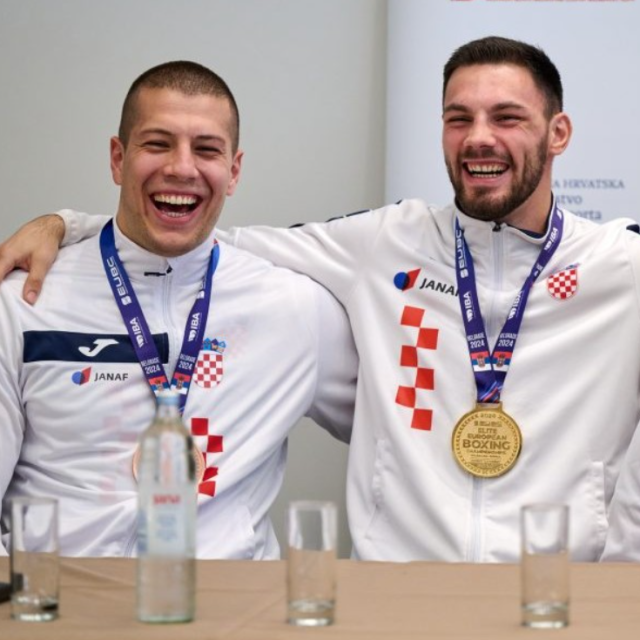 Luka Pratljačić (lijevo) i Gabrijel Veočić s medaljama nakon EP 2024.