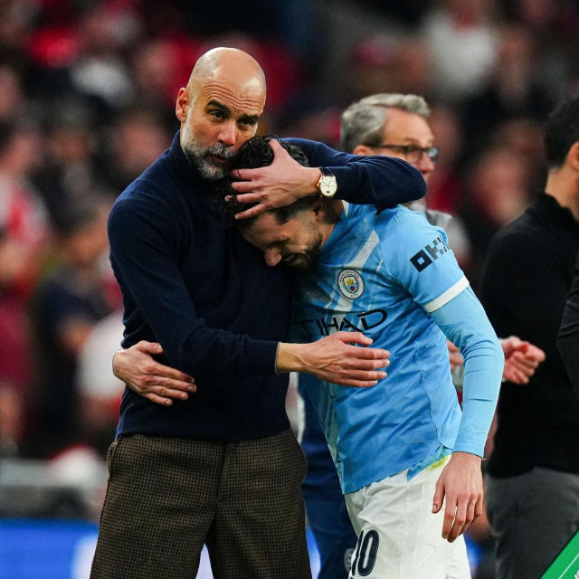 Menadžer Pep Guardiola i Rayan Cherki u zagrljaju nakon nedavne 2:0 pobjede Manchester City protiv Arsenala u finalu Liga kupa