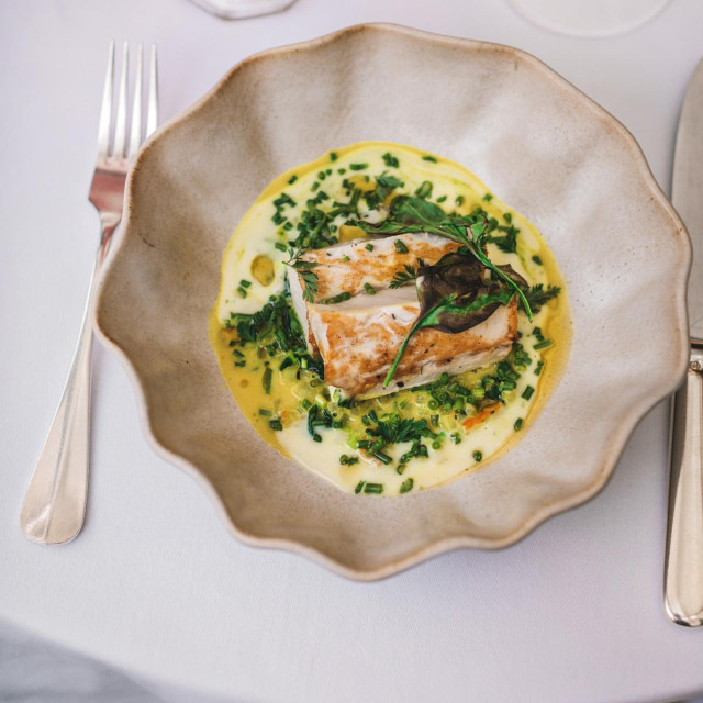 Dimljeni gof, topla pjena od krumpira i sušenog bonita, korabica s kurkumom i morskim biljem