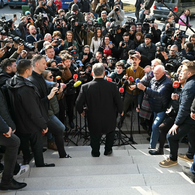 Viktor Orbán daje izjavu novinarima: fotografija koja vjerno ilustrira stanje medija u Mađarskoj u posljednjih desetljeće i pol