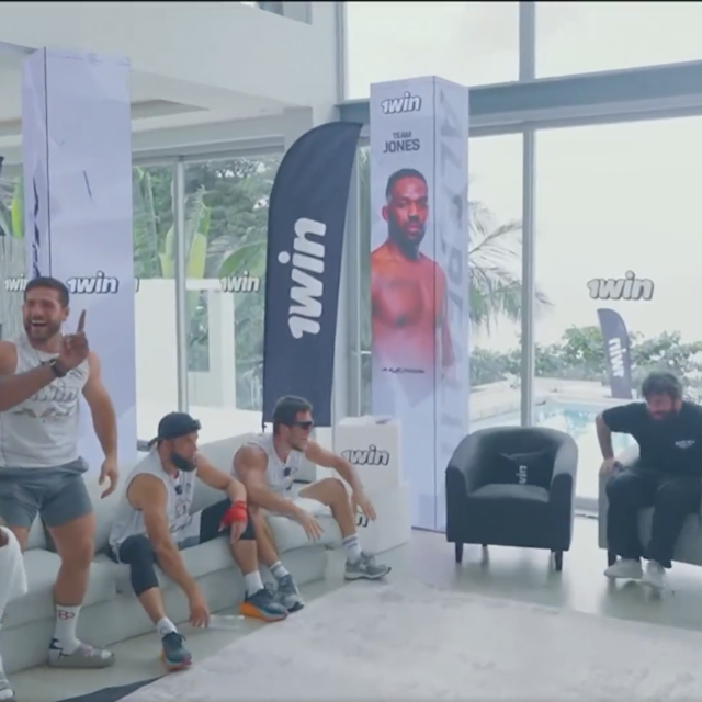 Jon Jones (lijevo) I Daniel Cormier (desno u stolici) | ALF Reality