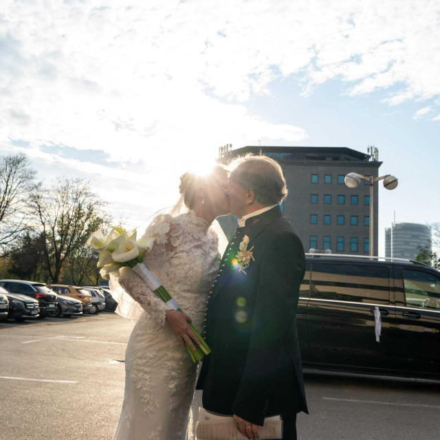 „Kad sam Anu ugledao prvi put, odmah sam osjetio iskru. Privukla me svojim šarmom, ljepotom i jednostavnošću”, otkrio je redatelj za Gloriju