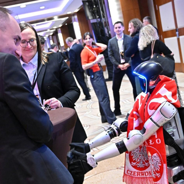 Humanoidni robot Edward Warchocki u razgovoru s ljudima na kongresu u Varšavi