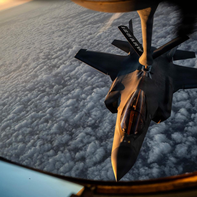 Američki KC-135 Stratotanker puni gorivom avion F-35A Lightning II tijekom operacije Epski Bijes