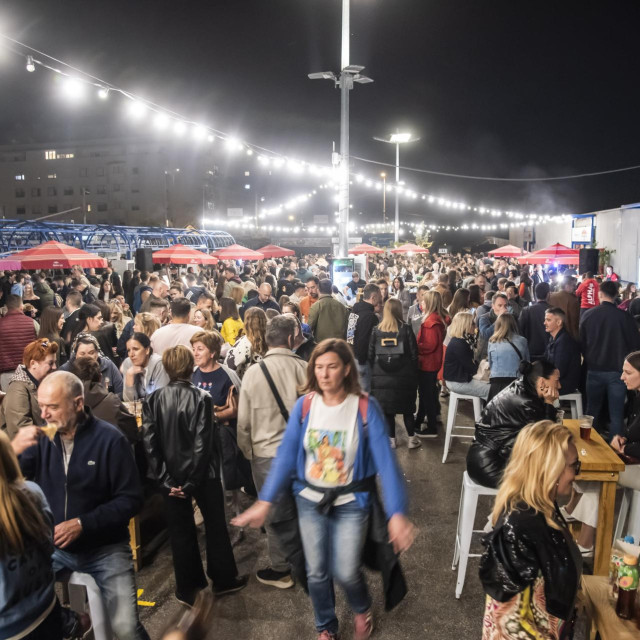 Od travnja svakog petka Trešnjevačka tržnica postaje Špica Plac, novi afterwork koncept koji kombinira street food, DJ program i večernje druženje, u terminu od 18 sati do ponoći. Tezge su zadržane samo na njima ne prodaju kumice
