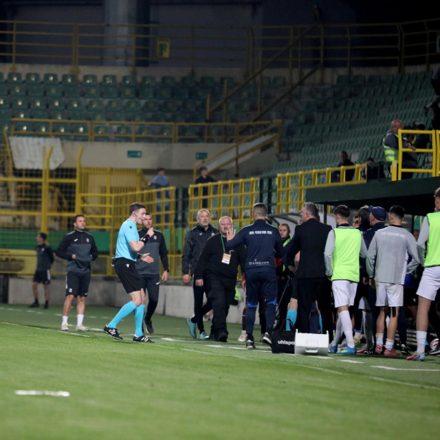 Ante Čulina se tijekom utakmice Istra 1961 - Vukovar 1991 dosta konzultirao s VAR-om