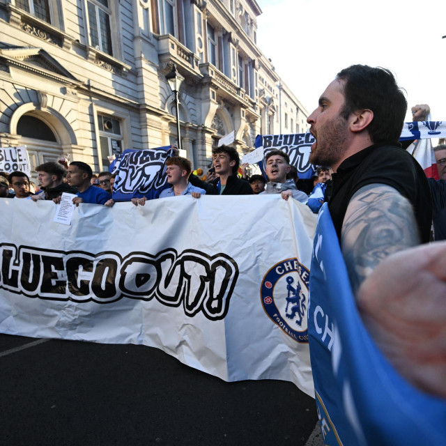 Prosvjed navijača Chelseaja i Strasbourga ispred Stamford Bridgea