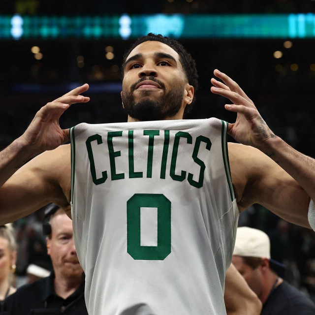Jayson Tatum je na startu doigravanja odigrao utakmicu na MVP razini, u prvom poluvremenu je ubacio 21 od 25 poena