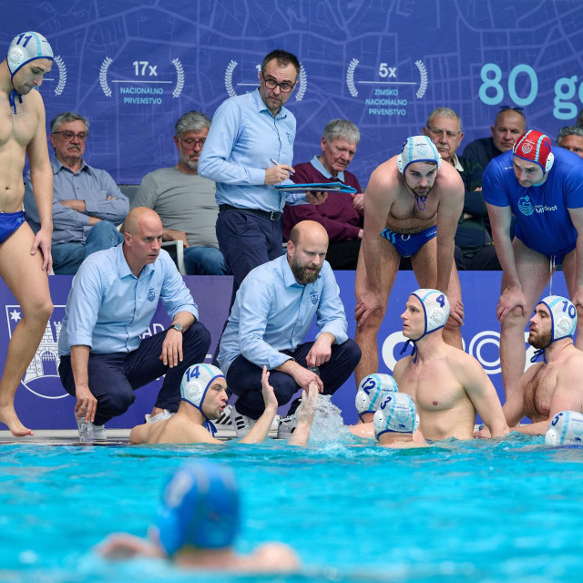 Hrvoje Hrestak, trener Mladosti (čuči desno) i novi pomoćni trener Zagrepčana, Miodrag Mirović
