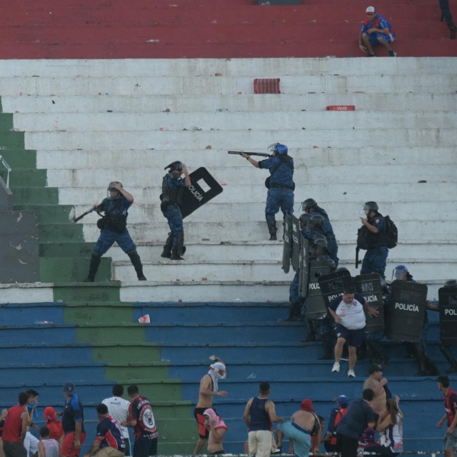 Kaos na utakmici Olimpia - Cerro Porteno