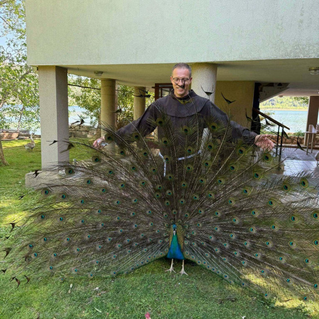 Fra Tino s paunom i pijetlom