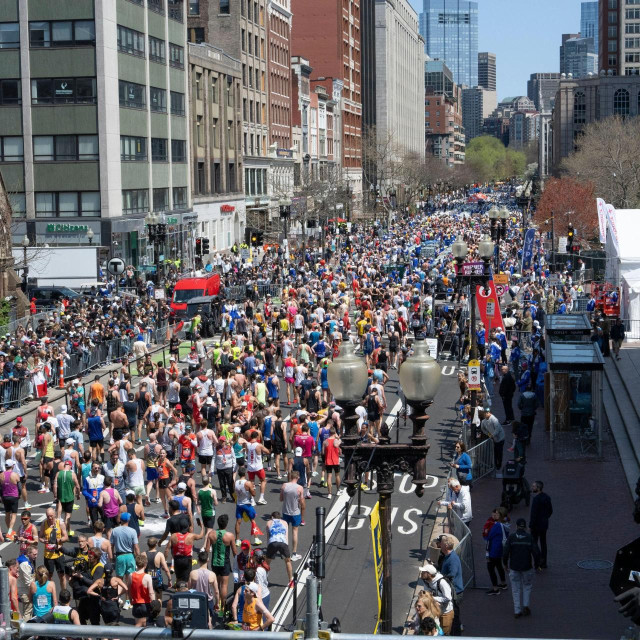 Ovogodišnje jubilarno 130. izdanju Bostonskog maratona imalo je preko 30.000 sudionika, dok se duž staze ponovo okupilo više od pola milijuna ljudi