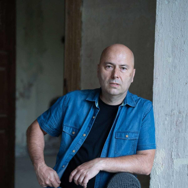 U poslu, ističe, cijeni dosljednost, poštivanje pravila struke, trajnu naobrazbu, a ne podnosi autoritet bez pokrića zbog čega je znao biti u sukobu