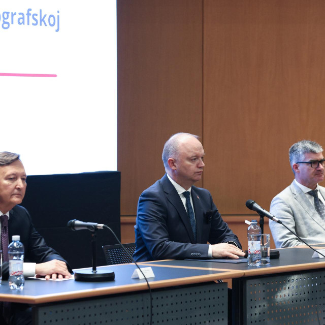 Ministar Ivan Šipić s predsjednikom Savjeta Davorom Miličićem i predsjednikom Rektorskog zbora Josipom Faričićem