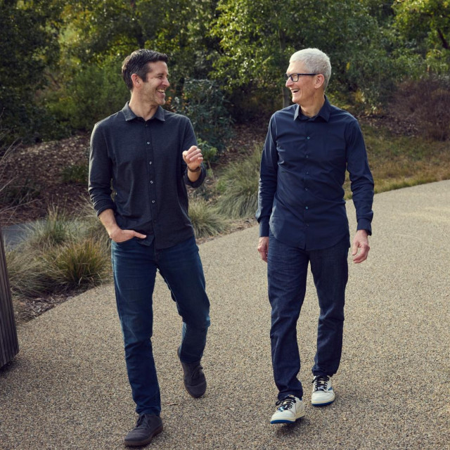 John Ternus i Tim Cook u Apple Parku