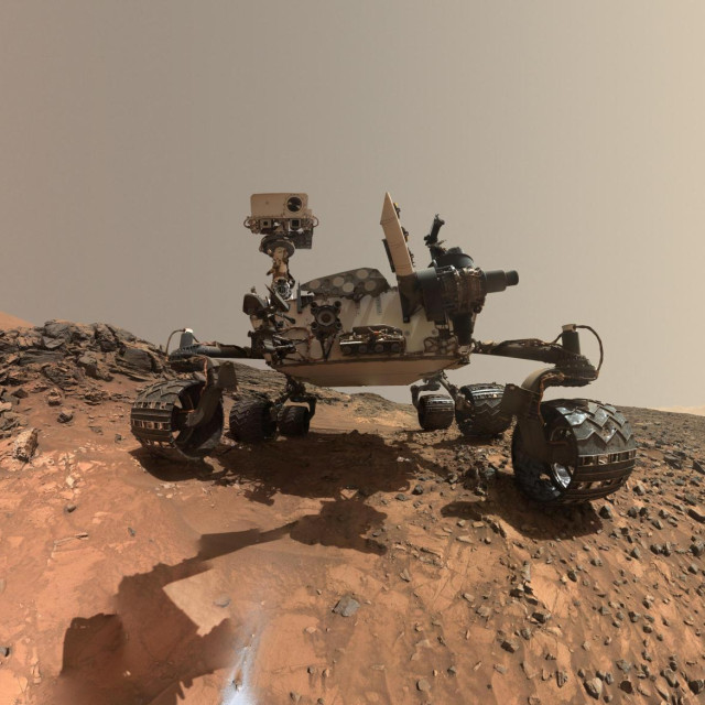 NASA-in rover Curiosity snimio je 7. lipnja 2018. godine ovaj autoportret iz niskoga kuta na lokaciji „Buckskin” u podnožju planine Sharp, gdje je robotsko vozilo bušilo marsovsku stijenu