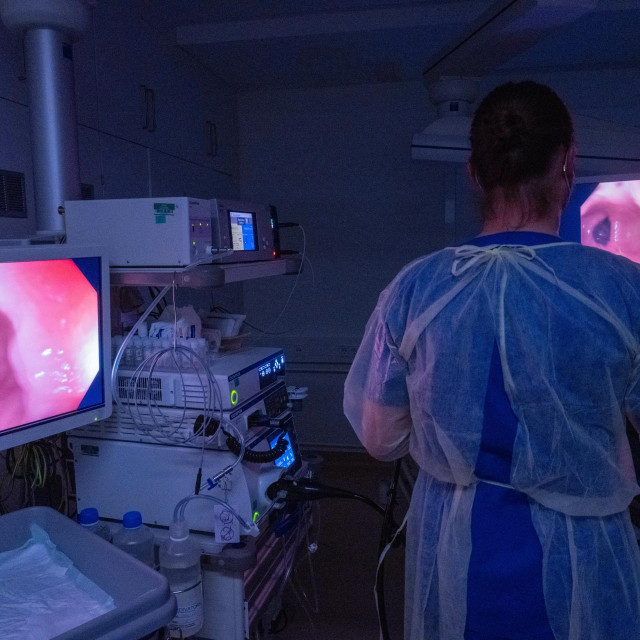 ožujka 2026., Mecklenburg-Zapadno Pomorje, Stralsund: Stefan Ziemer, viši liječnik u bolnici Helios Hanseklinikum Stralsund, izvodi kolonoskopiju tijekom medijskog događanja.

Od travnja prošle godine i muškarci i žene stariji od 50 godina imaju pravo na preventivnu kolonoskopiju u sklopu obveznog zdravstvenog osiguranja, a ako su nalazi uredni, pregled se ponavlja nakon deset godina. Preventivne kolonoskopije najčešće obavljaju liječnici opće prakse.