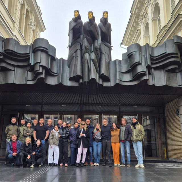 Ansambl ZKM-a ispred ulaza u Litavsko nacionalno kazalište u Vilniusu s pročeljem na kojem je skulptura pod nazivom ”Gozba muza” (kipara Stanislovasa Kuzme)