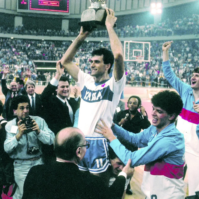 Cibonin kapetan Andro Knego podiže pobjednički pehar za naslov prvaka Europe u Ateni 1985. godine