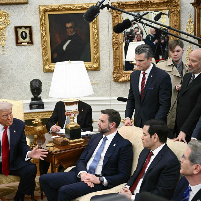 Donald Trump, Pete Hegseth (stoji), JD Vance i Marco Rubio u Ovalnom uredu
